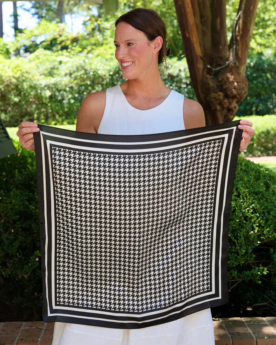 Carlton Houndstooth Scarf Medium | Black White